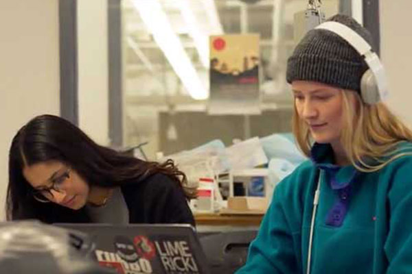 2 female students working on computers